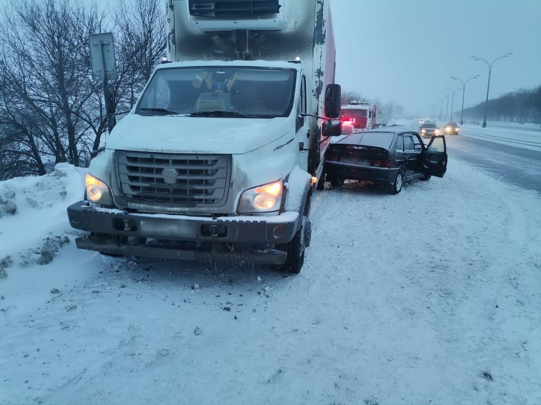 В Набережных Челнах легковушка влетела в припаркованный большегруз